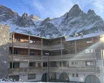 Appartamento con terrazza di mq 40 con vista Pale di San Martino - San Martino di Castrozza - Edificio