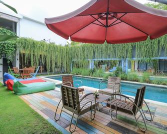 Base Guesthouse and Hostel - North Kuta - Piscina