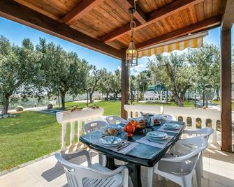 Stella Marina with Pool 100 m from beach - Vieste - Patio