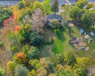 Games+BBQ+Firepit+sleep 8+4 beds near Downtown - Peterborough - Outdoor view