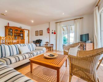 Villa Beatriz with Sea View, Wi-Fi, Garden, Terrace & Pool; Parking Available - 聖托馬斯 - 客廳
