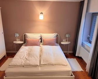 Beautiful apartment right on the Trave - Lubeka - Sypialnia