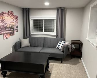 Suburban apartment, quiet! - Springfield - Living room