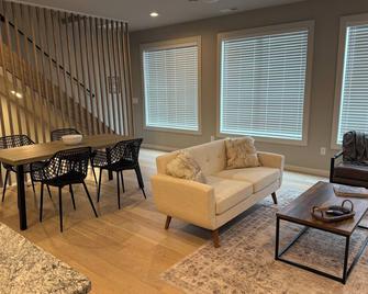 Twilight Townhouse 2 Bed 2.5 Bath near Silos/ Doodle Trail/ Downtown Easley, SC - Easley - Wohnzimmer