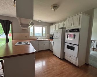 Quaint 3-bedroom farmhouse with AC in peaceful rural Hillsboro - Peabody - Kitchen