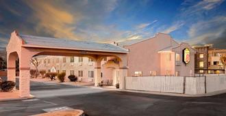 Super 8 by Wyndham Yucca Val/Joshua Tree Nat Pk Area - Yucca Valley - Building