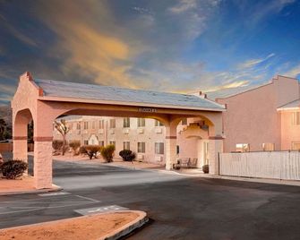 Super 8 by Wyndham Yucca Val/Joshua Tree Nat Pk Area - Yucca Valley - Bâtiment