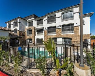 Studio Full Kitchen Tempe Studio w pool, jacuzzi, gym perfect location No Pets - Tempe - Edificio