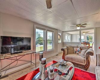 Porch, Fire Pit and Grill Blue Ridge Mtn Cottage! - Lenoir - Living room