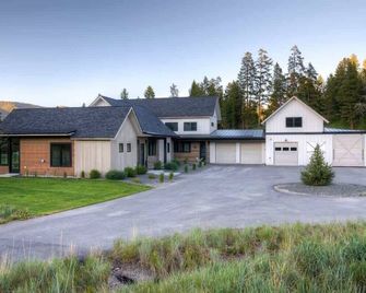 Luxury Big Sky Mountain Farmhouse - Gallatin Gateway - Edificio