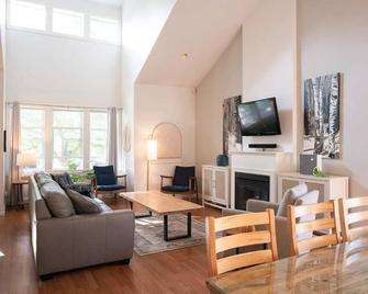 Stylish Family Cottage - 5 bedroom - 6min walk to beach & town, hot tub, pets ok - Southampton - Living room