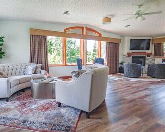 Perfect for corporate retreats, family reunions. Near Silverwood. Sleeps 38! - Athol - Living room