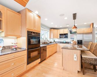 'Pier Joy!' - 3br Waterfront Home W/Private Dock - Shady Side - Kitchen