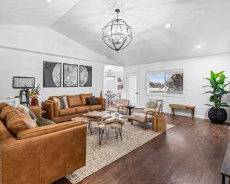Quiet Comfortable Cliffside Estate Near Usu - Logan - Living room