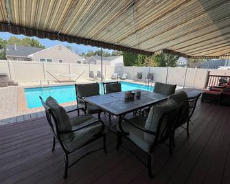 4 Bedroom, 2.5 Bath with Heated Pool + Hot Tub short walk to beach - Bay Head - Piscina