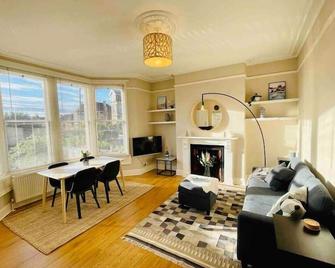 Bright, spacious apartment with off-road parking - Bath - Living room