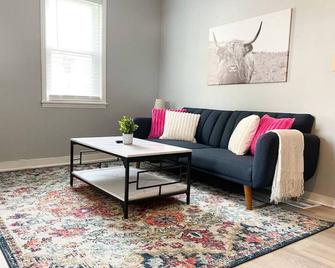 Cozy Urban Escape with 3 Bedrooms 1.5 bath - Piqua - Living room