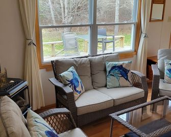 Walking distance to beach, licensed, very clean, safe & secluded - Wellington - Living room