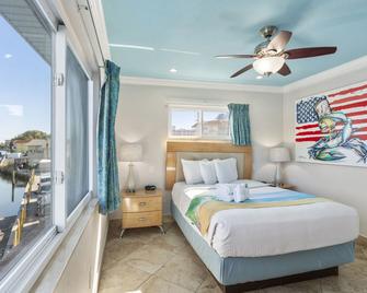 Bay Palms Waterfront Resort - Hotel and Marina - Saint Pete Beach - Bedroom