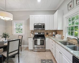 Cozy 2 bedroom in heart of Hickory, NC - Hickory - Kitchen