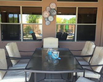 Private pool, golf, shopping and baseball! Great family retreat. - Avondale - Dining room