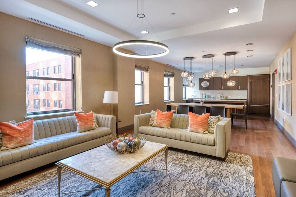 Beauty in Back Bay, 1BR w/ Gym, close to the Common by Blueground - بوسطن - غرفة معيشة