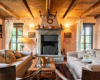 Wonderful private villa with private pool, WIFI, TV, terrace, pets allowed, panoramic view, parking - Roccaverano - Living room