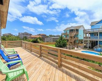 Classic Hatteras Island beach cottage, only a 5 minute stroll to the beach - Avon - Balcony