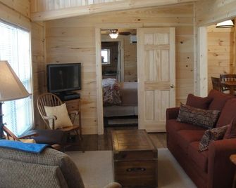 Private Log Cabin - Hot Tub, New Satellitewi-Fi, Fireplace, Sm Pet Considered - Berkeley Springs - Living room