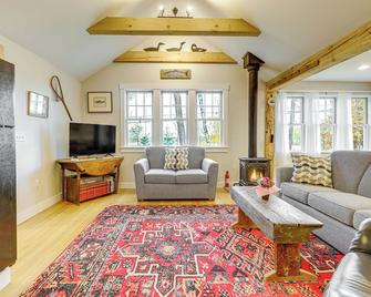 12 Mi to Mt Sunapee Ski Resort Cozy Cottage! - New London - Living room