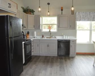 Country Cabin getaway on 100 acres! - Gonzales - Kitchen