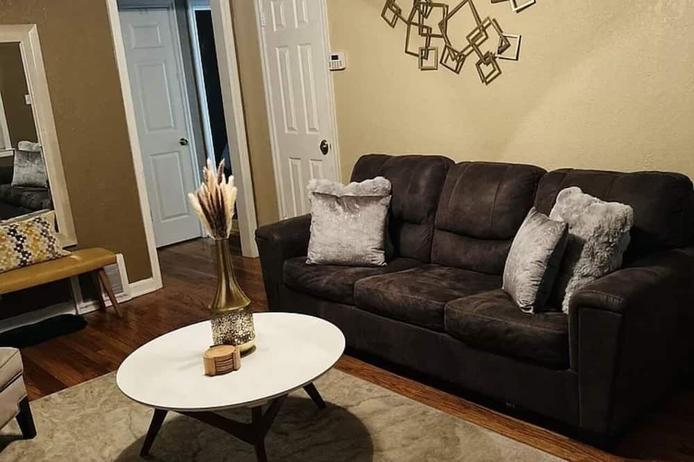 Beacon Hill Bungalow Five Minutes From Downtown Kansas City! - Kansas City - Soggiorno