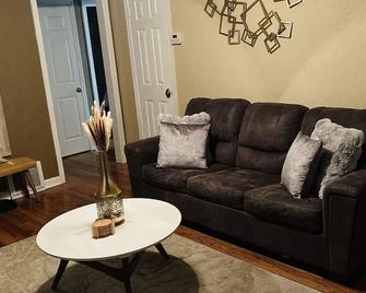 Beacon Hill Bungalow Five Minutes From Downtown Kansas City! - Kansas City - Olohuone