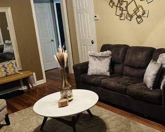 Beacon Hill Bungalow Five Minutes From Downtown Kansas City! - Kansas City - Soggiorno