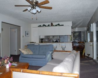 Cedar-lake Area Free Night Special - Bass Lake - Living room