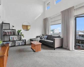 Roomy High-Ceiling Loft Apartment - Free Parking! - Auckland - Sala de estar