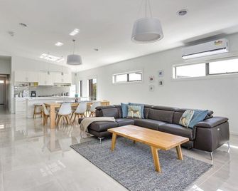 Diamond Bay Beach House: brand new - Sorrento - Salon