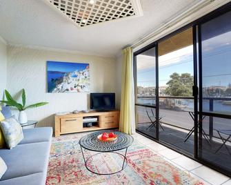 Gorgeous Balcony Riverview Apartment - Glenelg North - Obývací pokoj