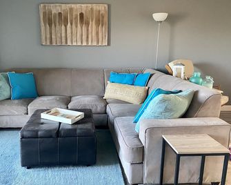 Villages at Winnipesaukee, walk to Weirs Beach, Ski Gunstock, or Hike Mt. Major! - Laconia - Living room