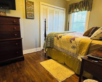 Historic Dwntwn, Nrg, Convenient 3 Br Cottage - Fayetteville - Schlafzimmer