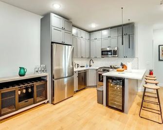 Walk to Journal Square Modern Apt About - Jersey City - Kitchen