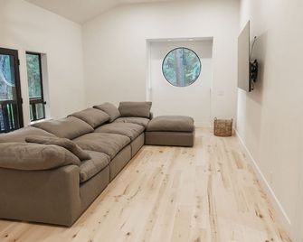 Stunning Luxury Mountain Cabin - Mount Shasta Ca - Mount Shasta - Living room