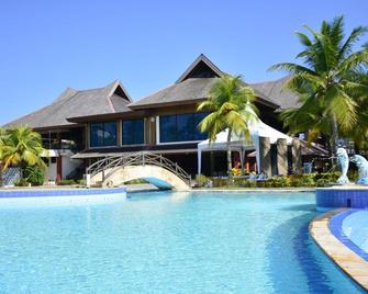 RedDoorz Premium @ Bukit Damai Indah - Balikpapan - Pool