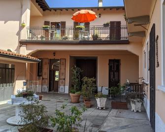 La Corte Del Poeta - Buscate - Gebouw