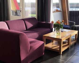 Sleeping under a grass roof on the Reitdiep in Groningen - Warfhuizen - Sala de estar