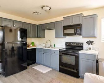 Charming 1-bedroom house in Phoenix - Phoenix - Kitchen