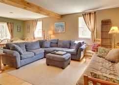 Spacious Jay Peak Vacation Rental with Mountain View - Jay - Living room