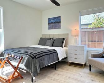 Cozy Sacramento Bungalow --close to major hospitals and attractions - Σακραμέντο - Κρεβατοκάμαρα