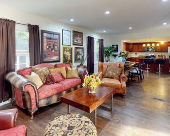 Spacious Family Friendly Grosse Pointe Woods Beauty - Grosse Pointe Woods - Living room