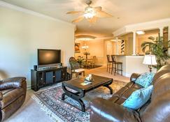 Luxury North Myrtle Beach Condo with Pool Access! - North Myrtle Beach - Living room
